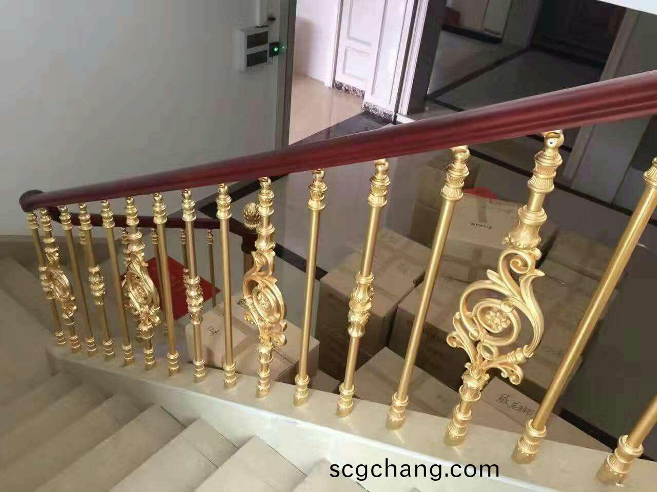 鋁(lv)藝(yi)欄桿