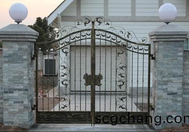  鐵藝(yi)大門