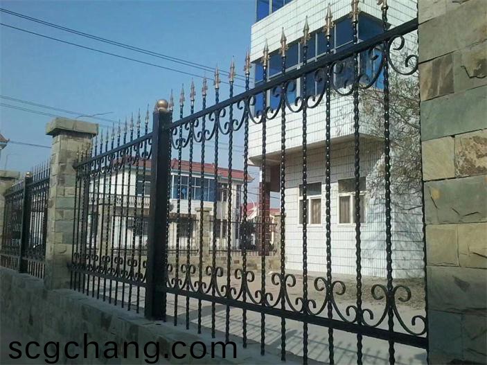 大連(lian)鐵藝欄(lan)桿