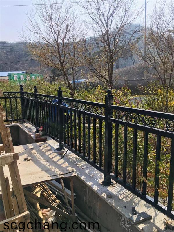 鐵藝(yi)欄(lan)桿(gan)製作